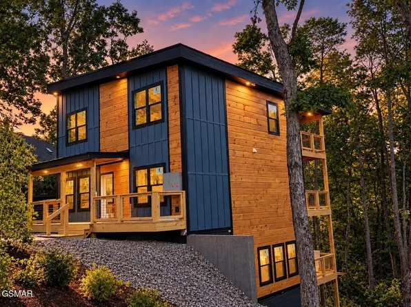 615 Country Oaks Dr, Pigeon Forge, TN 37863