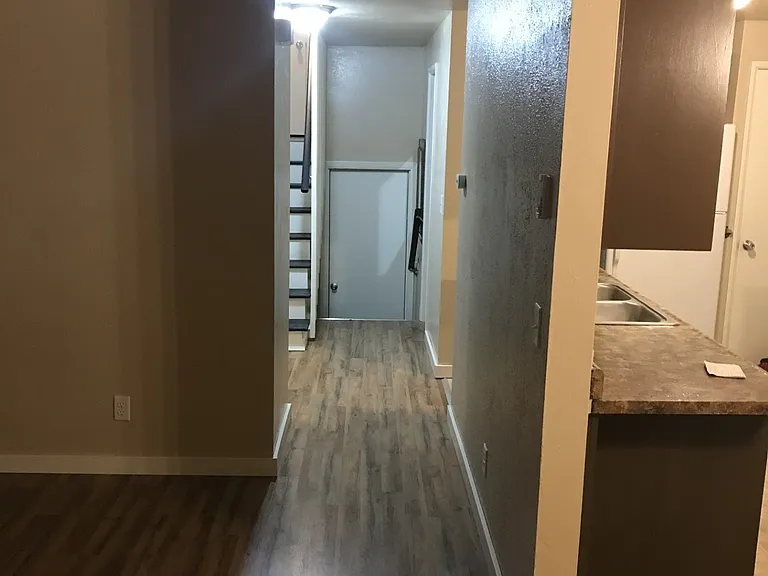 1615 Anderson Ln — Photo 3