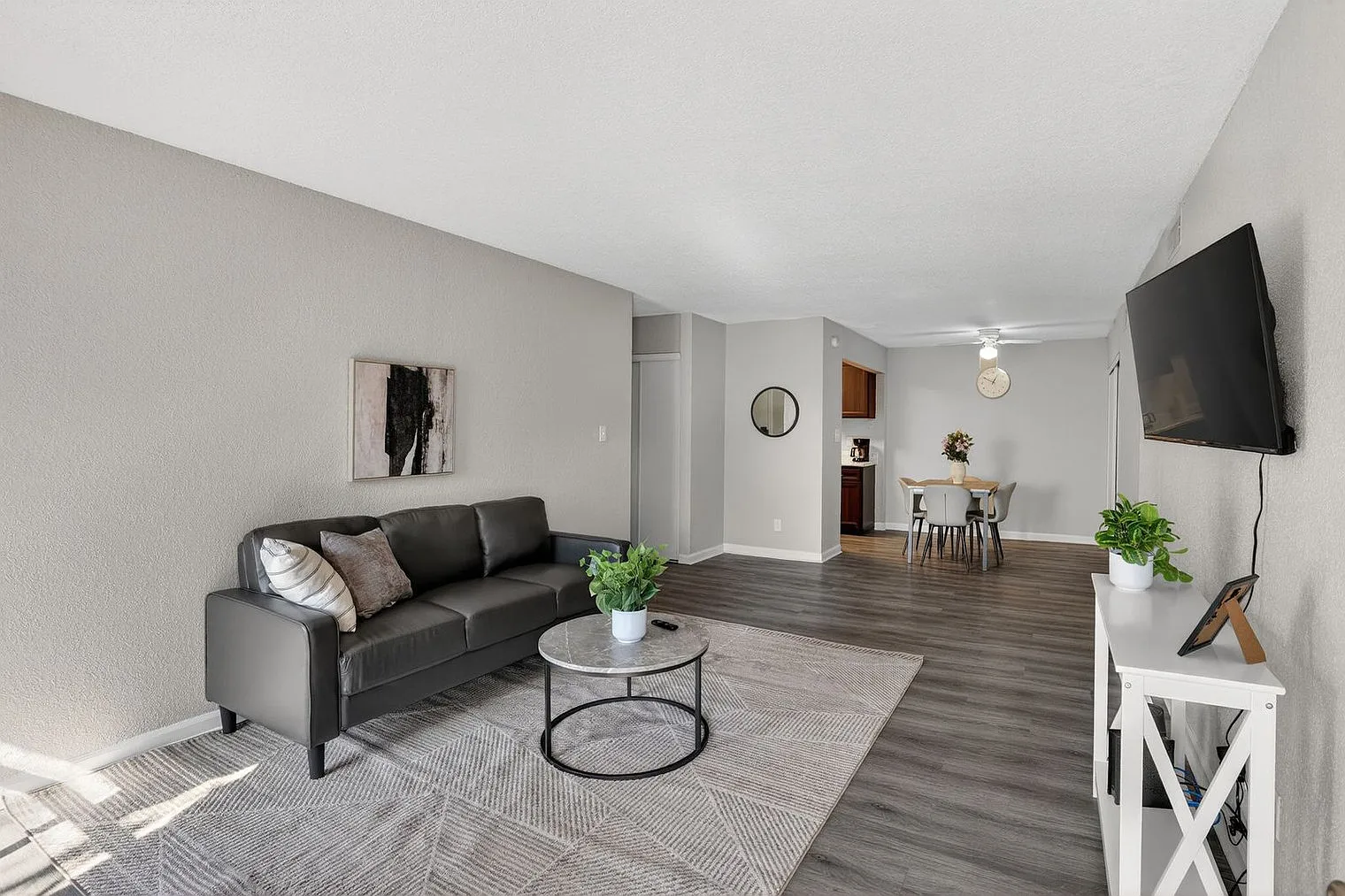 2 bed, 1.0 bath, 9913 sqft, $2,107 — Photo 4