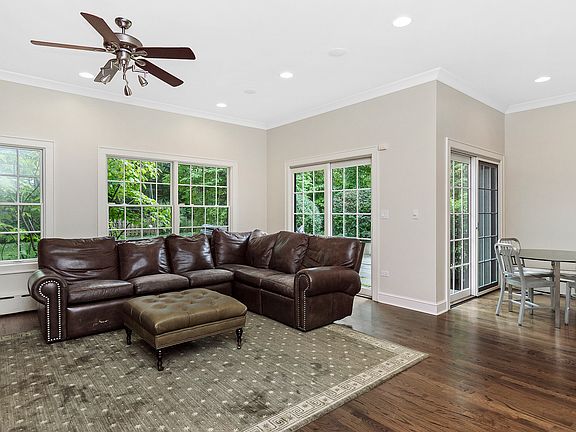 5th image of 124 S Deere Park Dr