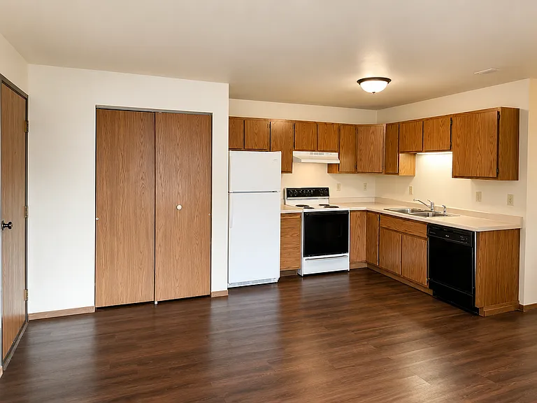 Lakeview Apartments — Photo 3