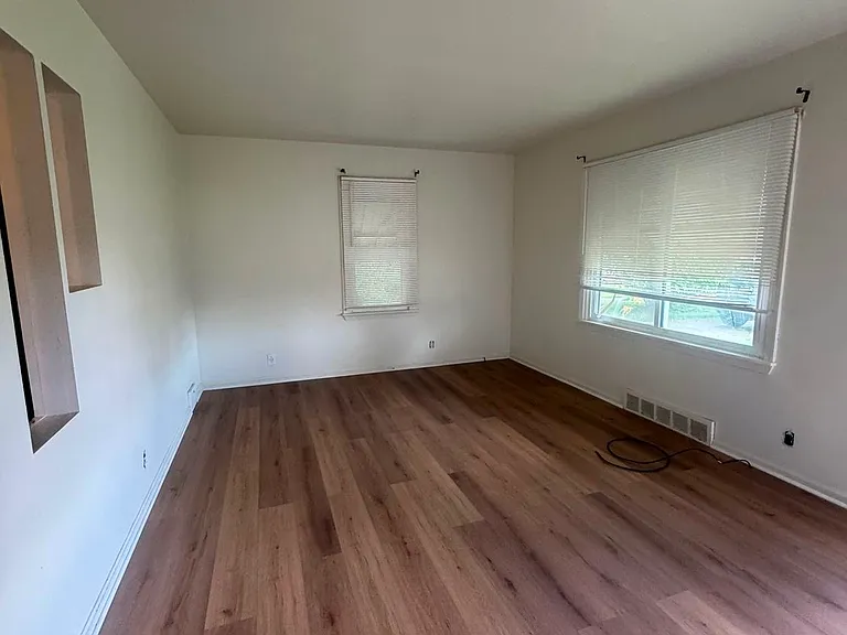 1152 Lansdowne Blvd — Photo 3