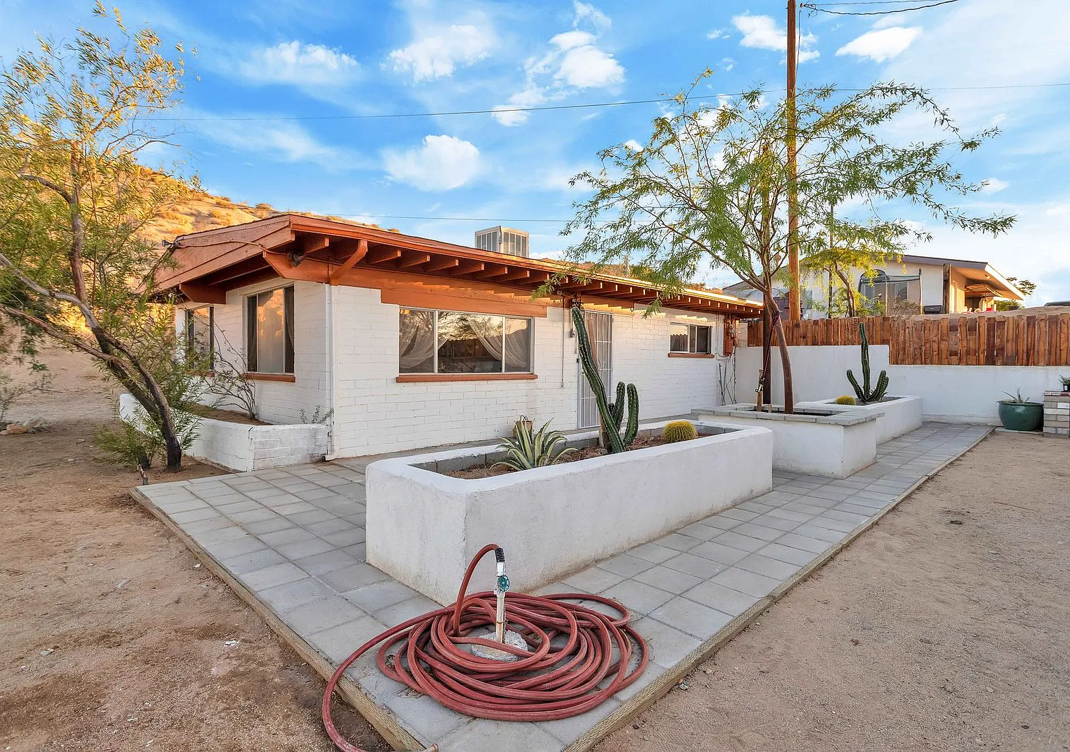 1 Bedroom - Fully Furnished - Hilltop Home w Views! - Free Internet — Photo 1