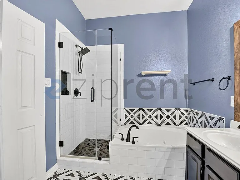 5228 Lake Grove Dr — Photo 10