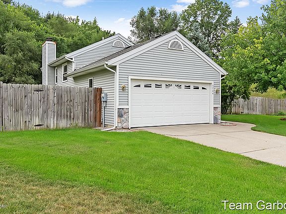 3rd image of 5704 Gatewood Dr SE