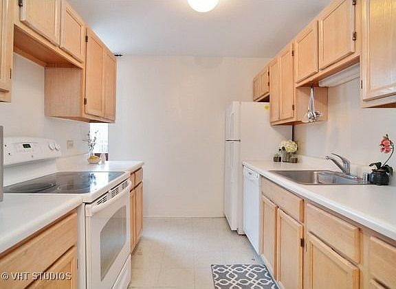 3rd image of 200 N Dearborn St Unit 2403
