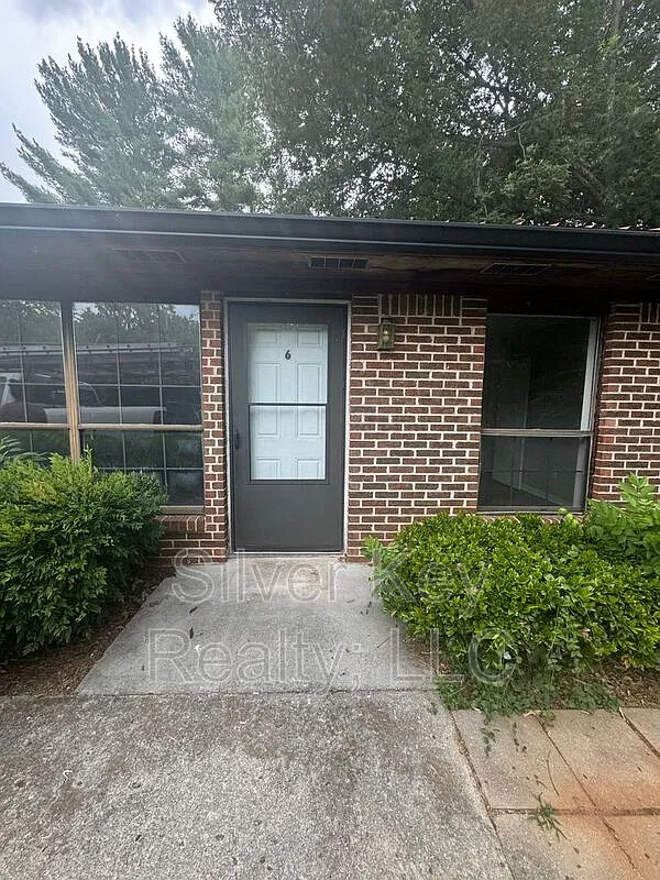 2 bed, 1.0 bath, 900 sqft, $895 — Photo 1