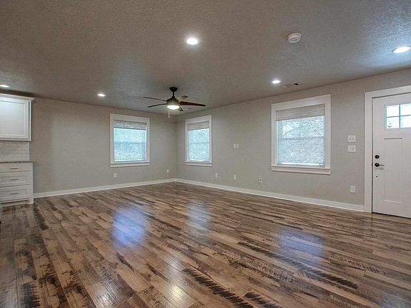 4th image of 1724 Lynnwood Dr
