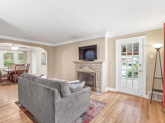 3rd image of 3727 Eminence Blvd