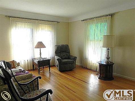 Living room w/hardwood