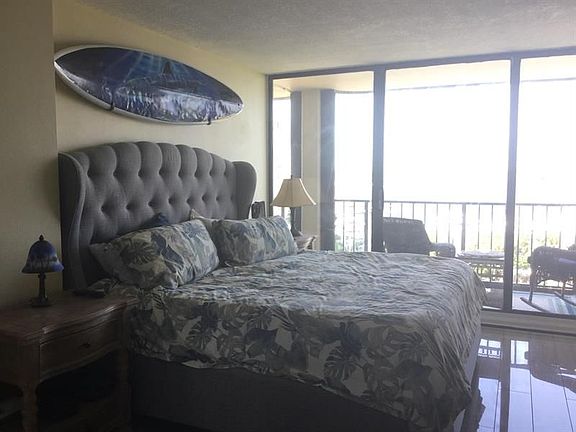 5th image of 136 Lakeshore Dr APT 810