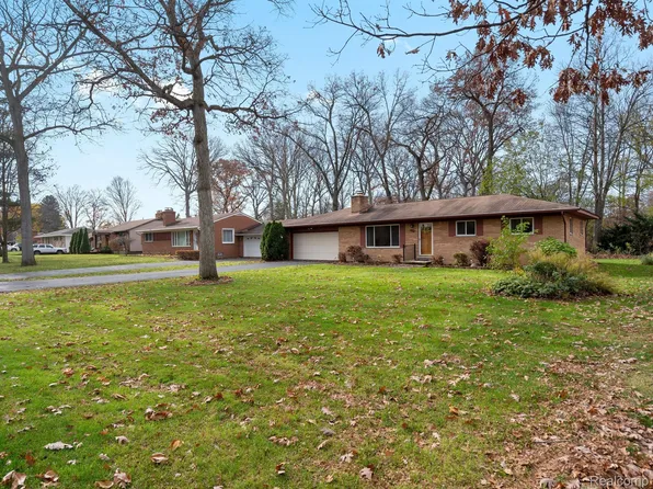 1395 Genella St, Waterford, MI 48328