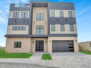 11 Osprey Ct, Staten Island, NY 10308