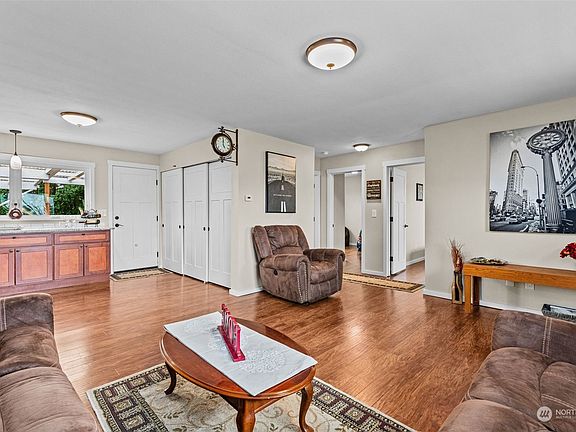 5th image of 1711 Oak Street
