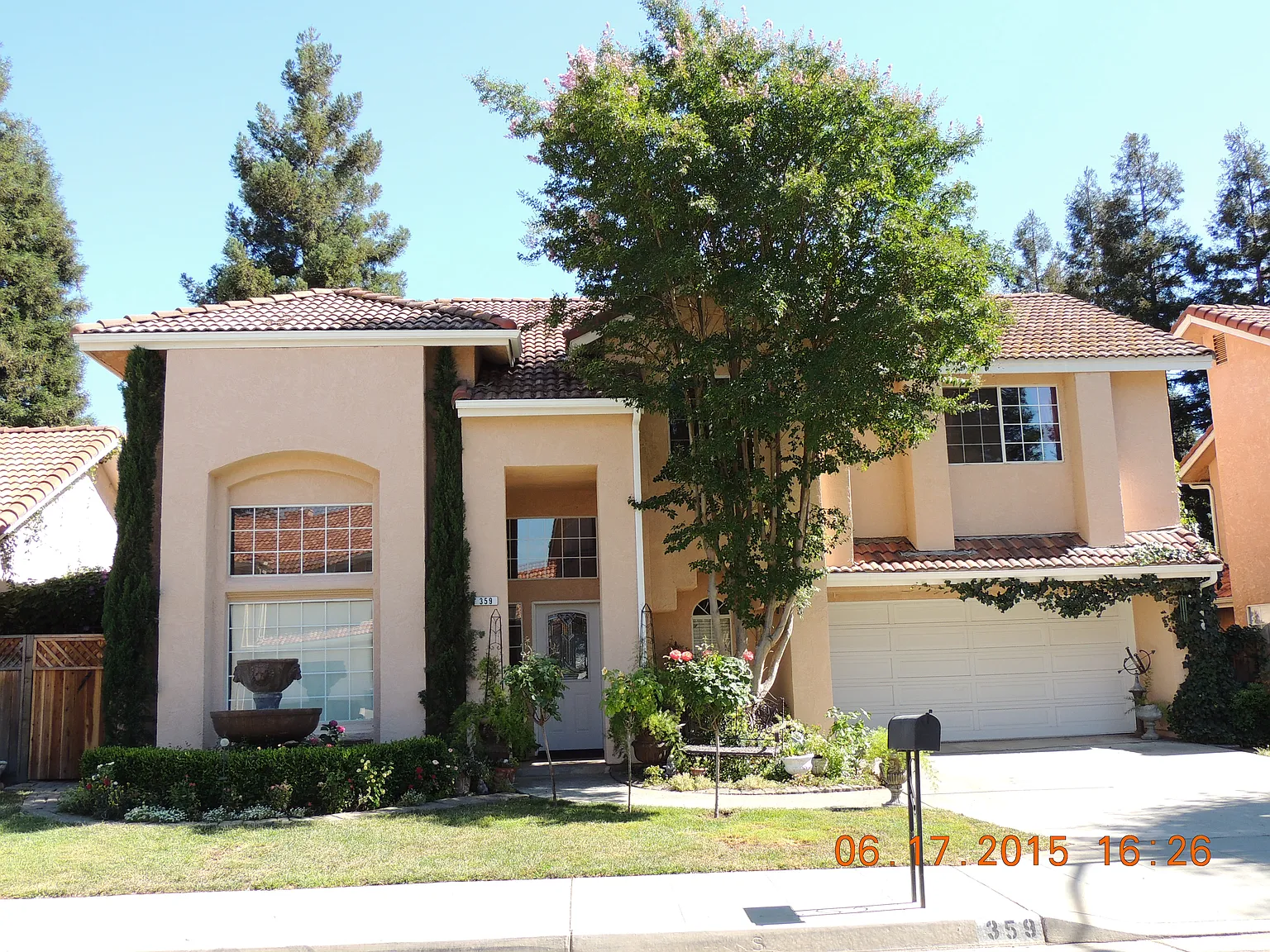 359 E Lindbrook Ln photo 1