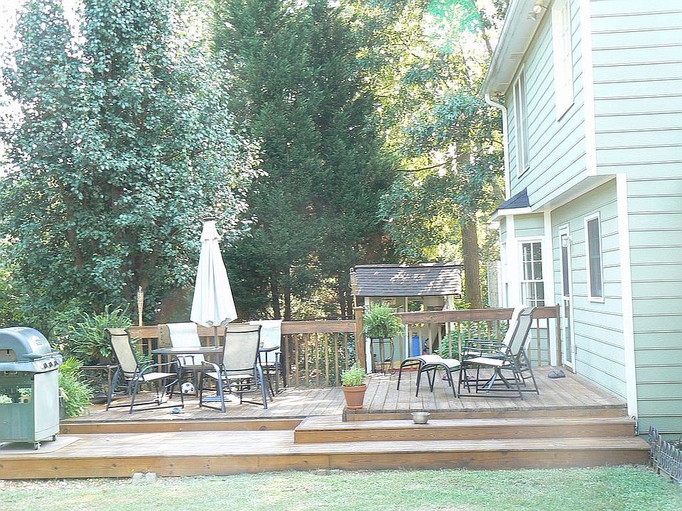 Large deck and yard for entertaining
