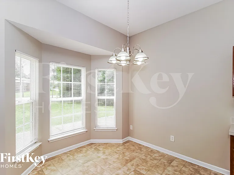 731 Georgie St — Photo 5