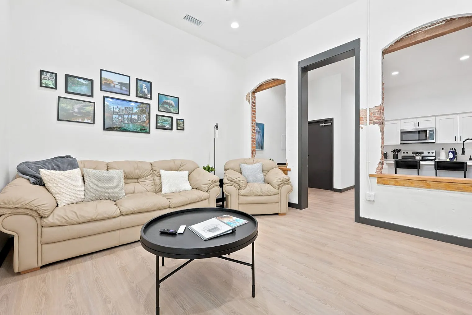 2 bed, 2.0 bath, 861 sqft, $3,986 — Photo 2