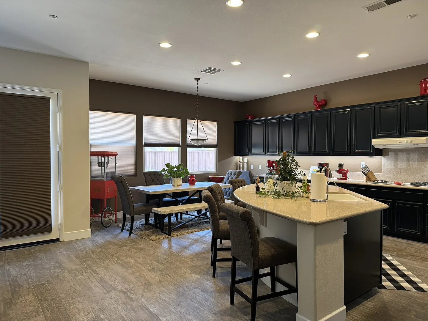 Stylish 3BR Vista Home w/ Gym, Chef's Kitchen & Peaceful Walking Views — Photo 3