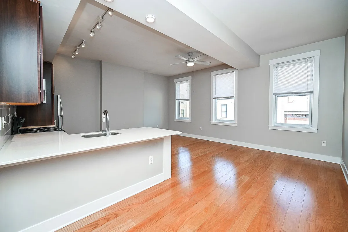 Building Photo - 515 E 12th St #2