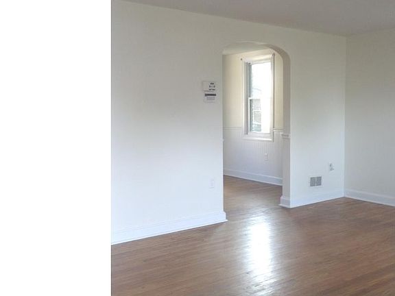 3rd image of 402 Winston Ave