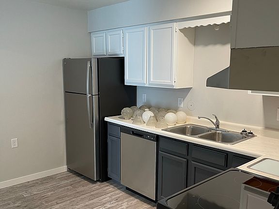 2nd image of 917 E College St #3S