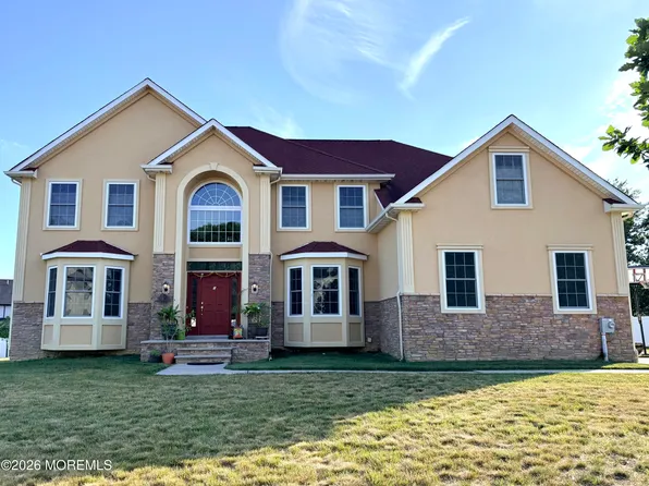 1 Hillcrest Rd, Morganville, NJ 07751