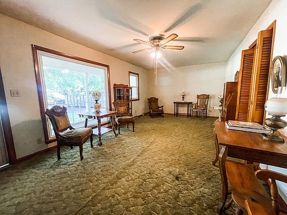 3rd image of 1401 Redbud Ln
