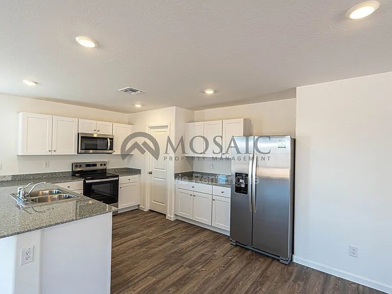 1445 E Jaycie Dr — Photo 2