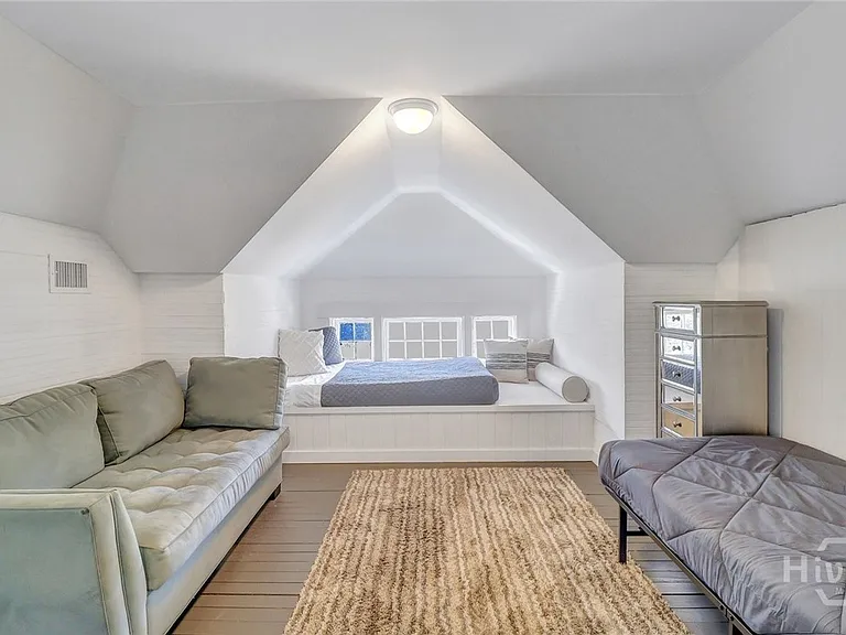 602 E Victory Dr — Photo 35