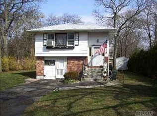 75 Cherry Ave, Holtsville, NY 11742