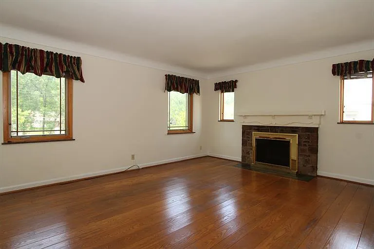 3 bed, 1.5 bath, 2443 sqft, $1,895 — Photo 2