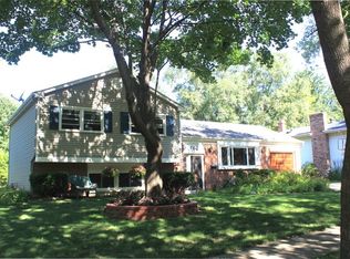 792 Sussex Ln, Crystal Lake, IL 60014