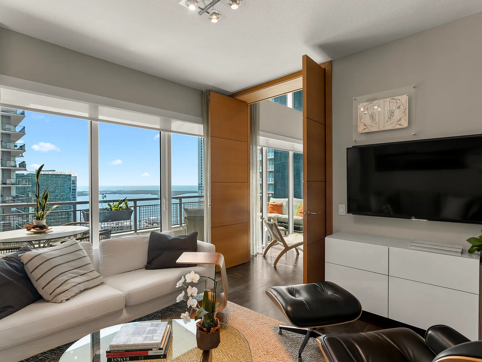 3 bed, 1297 sqft, $9,800 — Photo 2