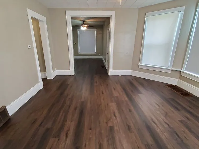 Remodeled 2 Bd with huge kitchen, dining room and living room — Photo 13