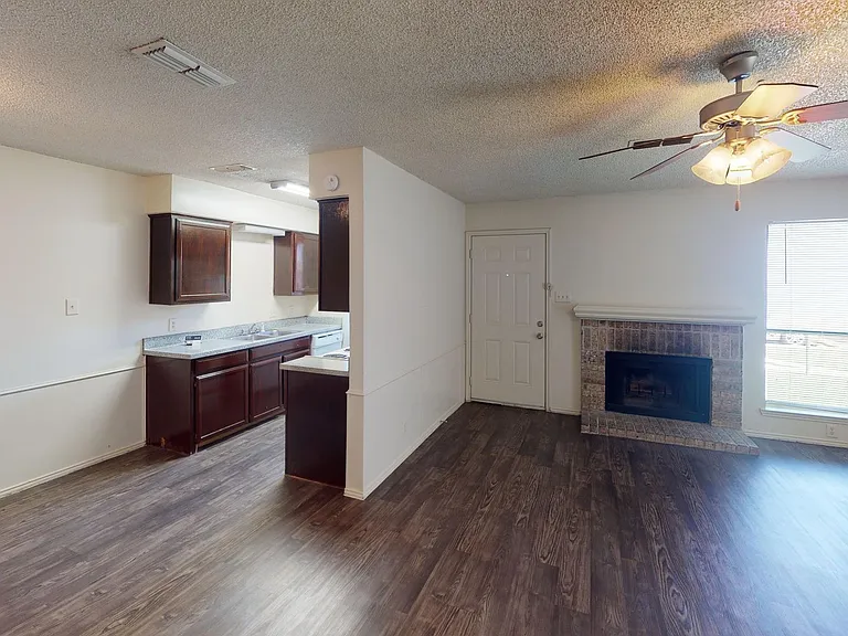 521 W Sycamore St — Photo 17