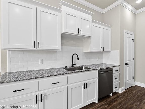 5th image of 405 Stoneledge Dr