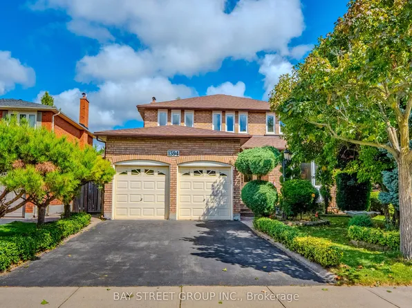 1394 Peartree Cir, Oakville, ON L6M 2J1