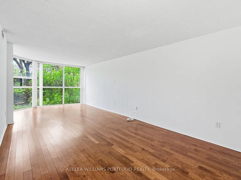 701 King St W #107 — Photo 6