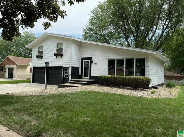 921 4th St NE, Sibley, IA 51249
