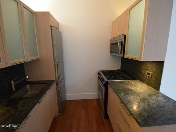 3rd image of 120 Greenwich St APT 11G