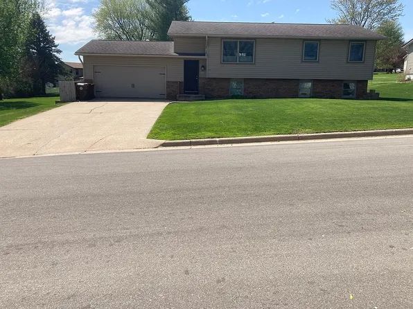 717 Country Club Dr, Maquoketa, IA 52060