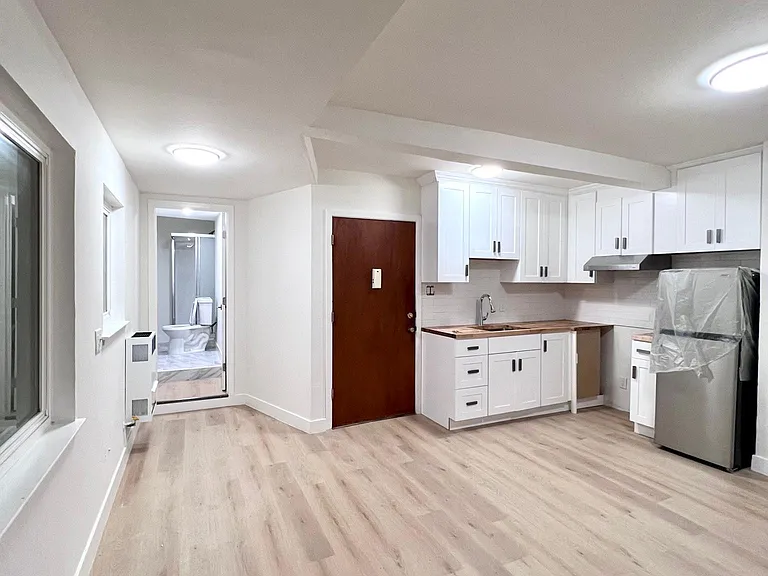 146 Gardiner Ave #4 — Photo 3