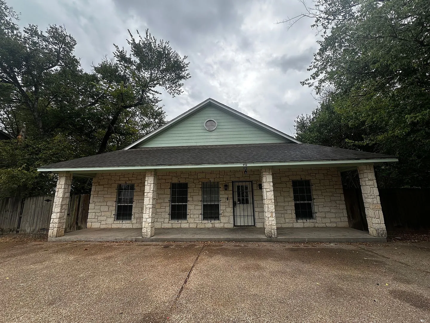 Spacious 4bd/4.5bth House - 912 Oakwood — Photo 1