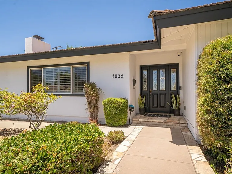 1025 Kent Dr — Photo 3