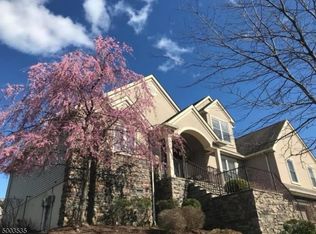 3 Witherwood Dr, Hamburg, NJ 07419