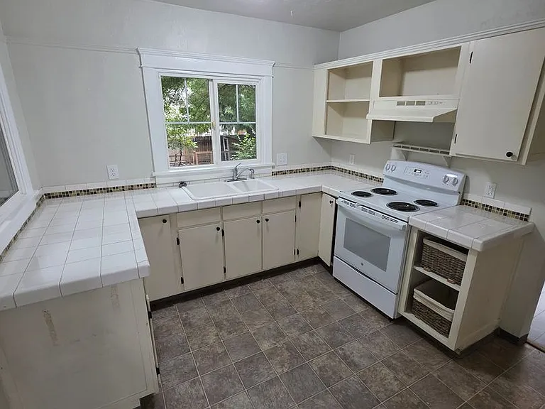 340 N Grove Ct — Photo 13