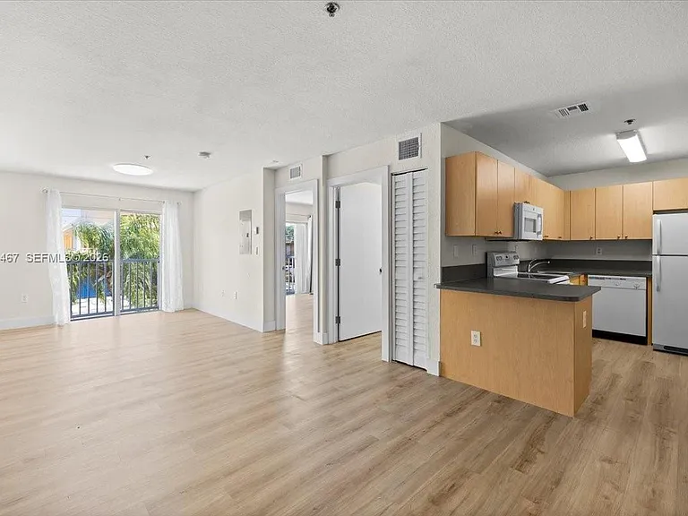 437 SW 7th St #201 — Photo 9