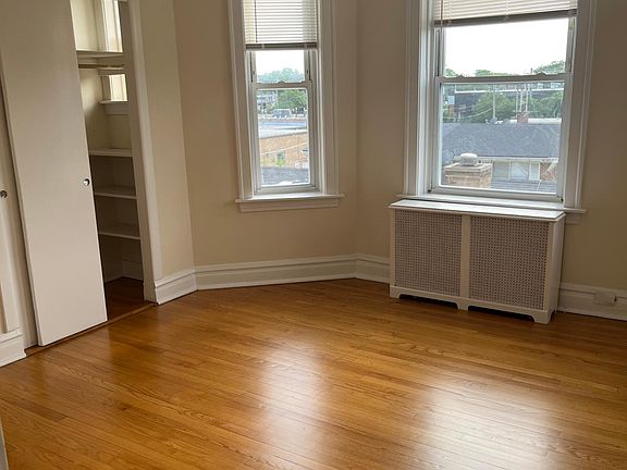 4th image of 4827 Elm St APT 3