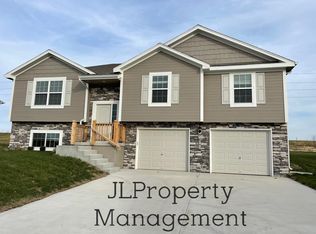505 SW Powell Dr, Oak Grove, MO 64075